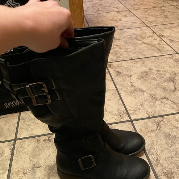 Black boots - Picture 2 of 3